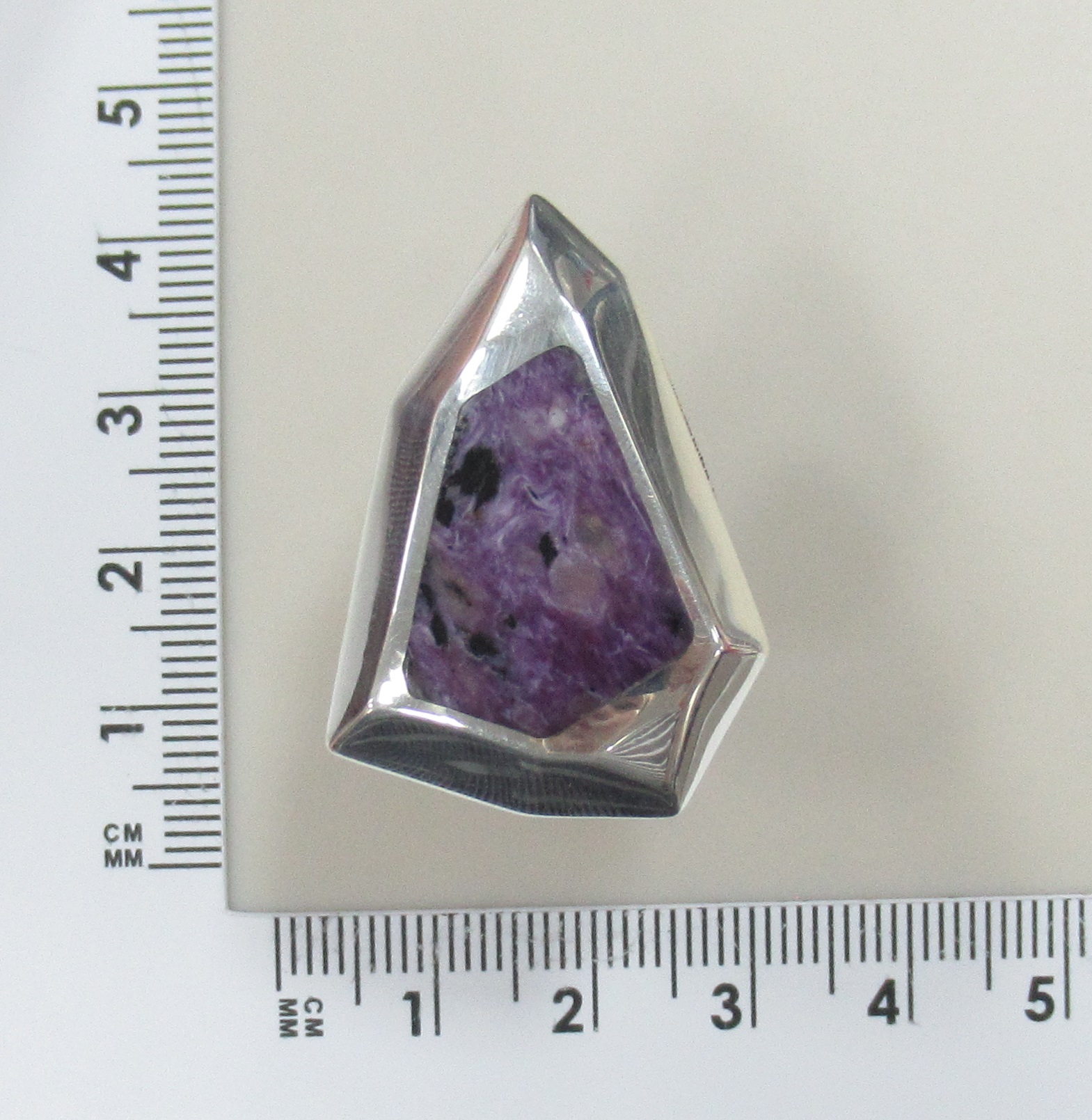 Серебряное кольцо с чароитом